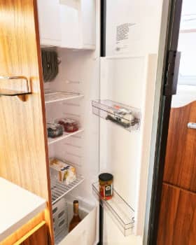 Bucătărie complet echipată și dotată cu aragaz, chiuvetă și frigider cu congelator.