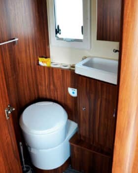 Toaletă cu WC, chiuvetă și cabina de dus.